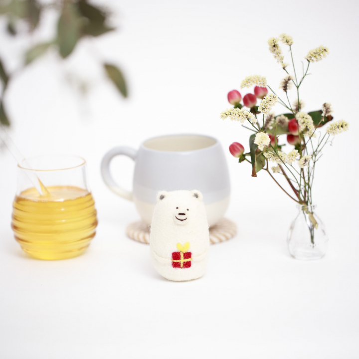 メロクマ（ホワイト／プレゼント)